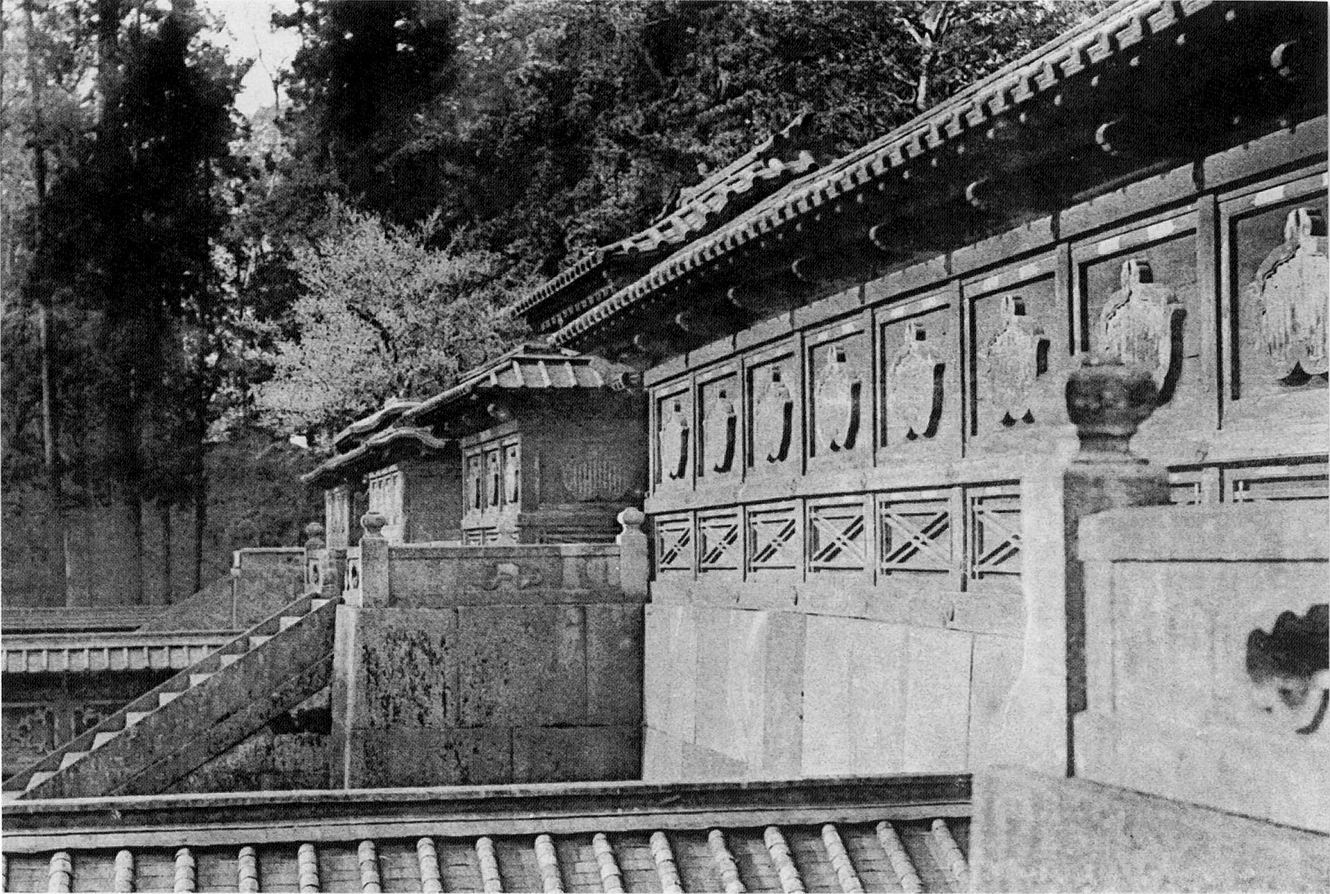 Prewar postcard of the inner middle gate of Tokugawa Ienobu's Bunshoin mausoleum at Zojoji
