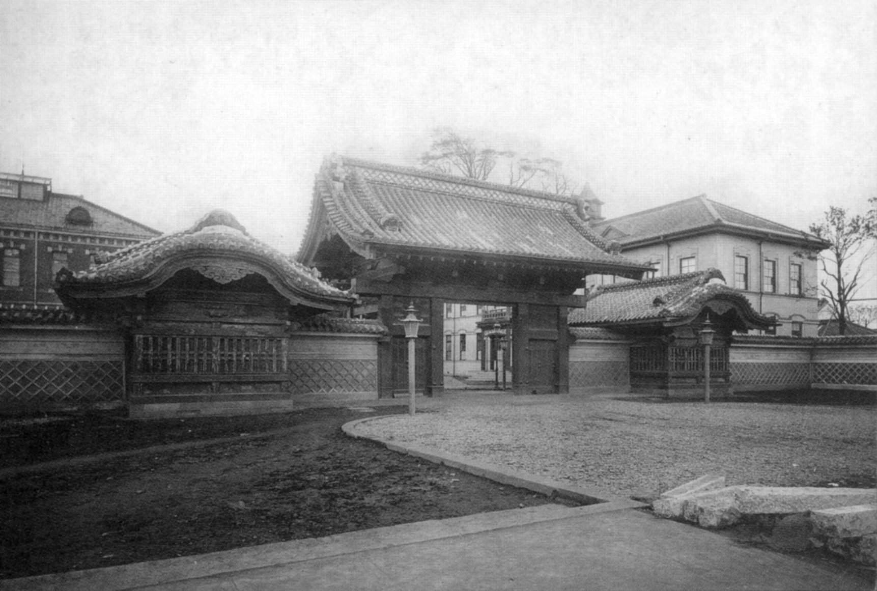 Akamon gate at Tokyo Imperial University around 1910