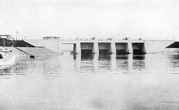 Historic photograph of Iwabuchi Sluice Gate published in the 1930 record of the Arakawa Floodway works