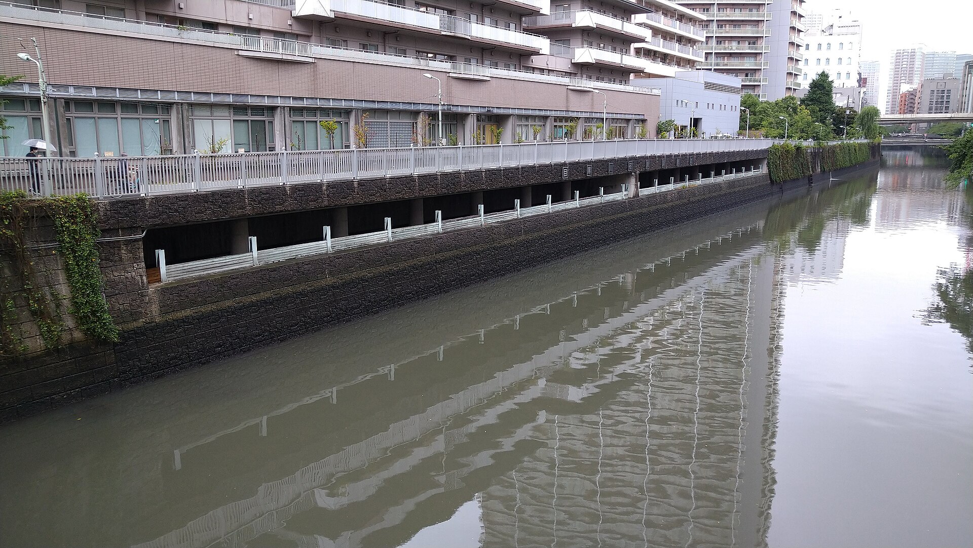 Intake of the Ebara flood-control basin on the lower Meguro River in Shinagawa