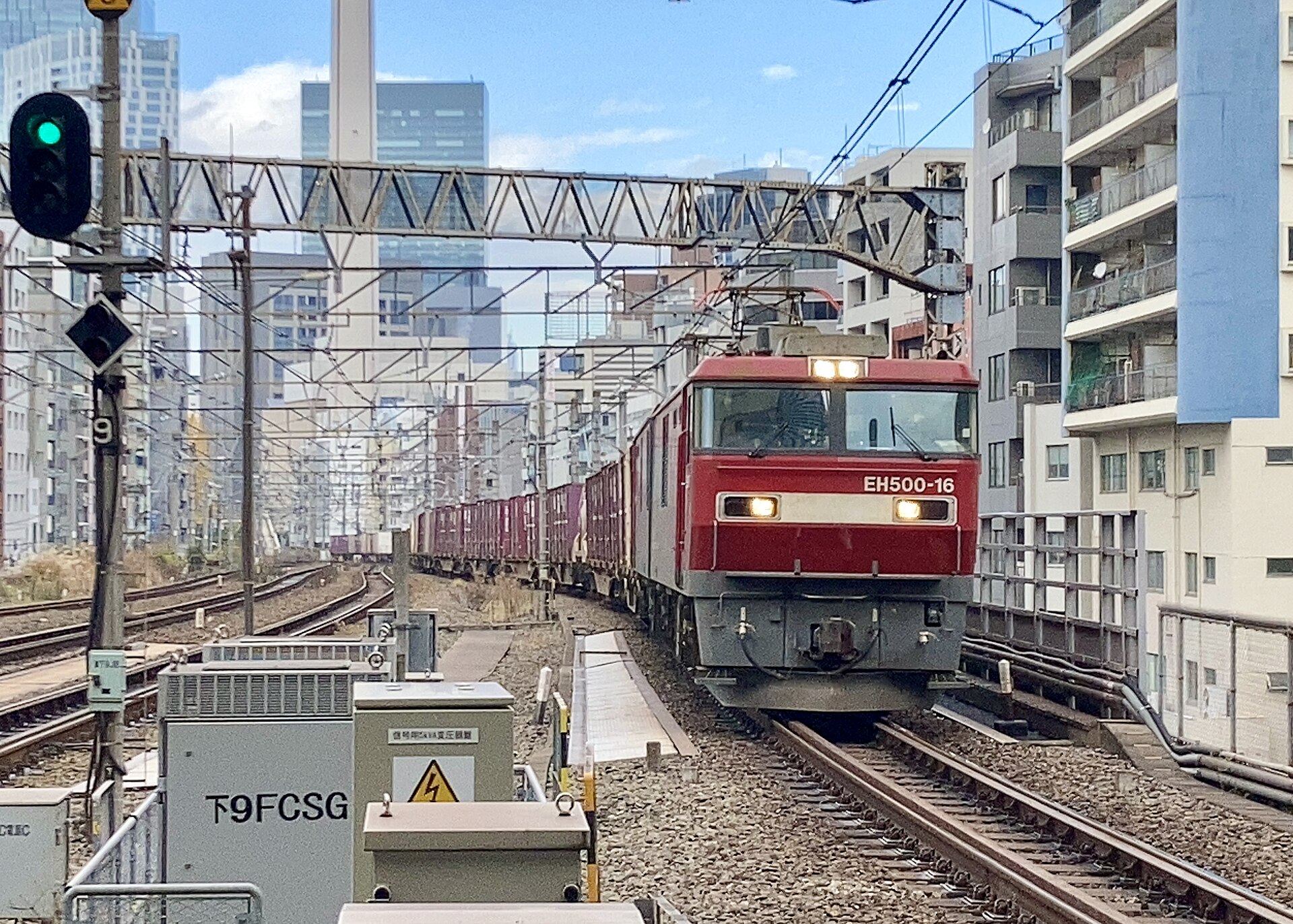 JR Freight container train approaching Ebisu Station on the Yamanote Freight Line