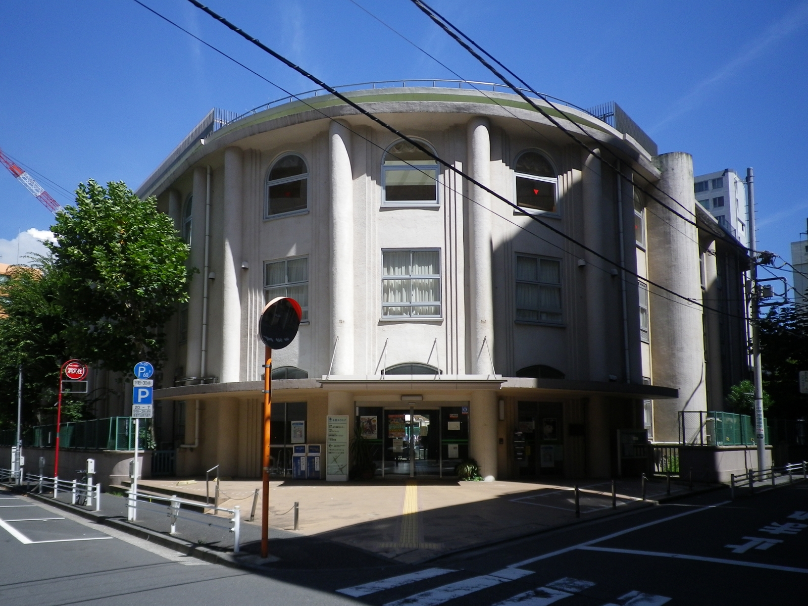Jisshi Square in Nihonbashi-Kodenmacho, the former Jisshi Elementary School reconstruction building