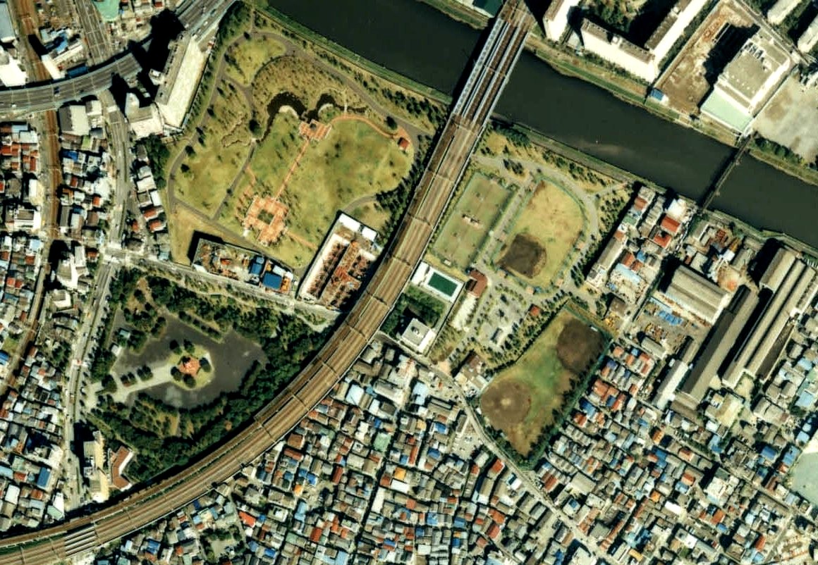 Aerial photograph of Kameido Chuo Park, the JR Sobu Line and the Kyu-Naka River in 1989