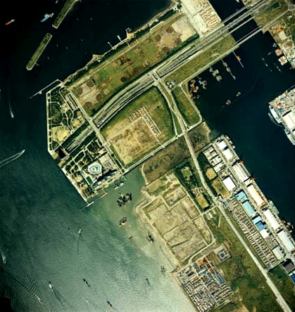 1989 aerial photograph of Odaiba showing warehouses and extensive vacant reclaimed land