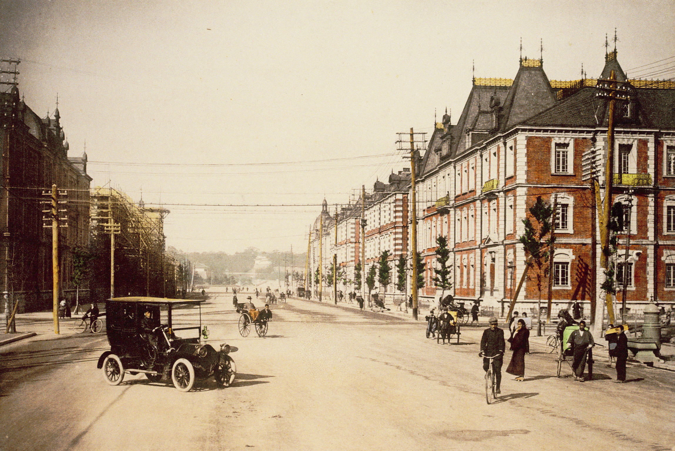 Marunouchi's brick office buildings along Babasaki Street around 1920