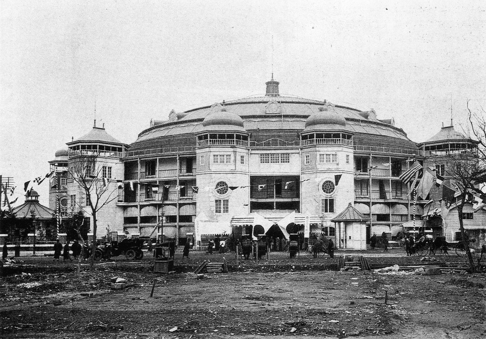 The first purpose-built Ryogoku Kokugikan sumo arena near Ekoin in 1909
