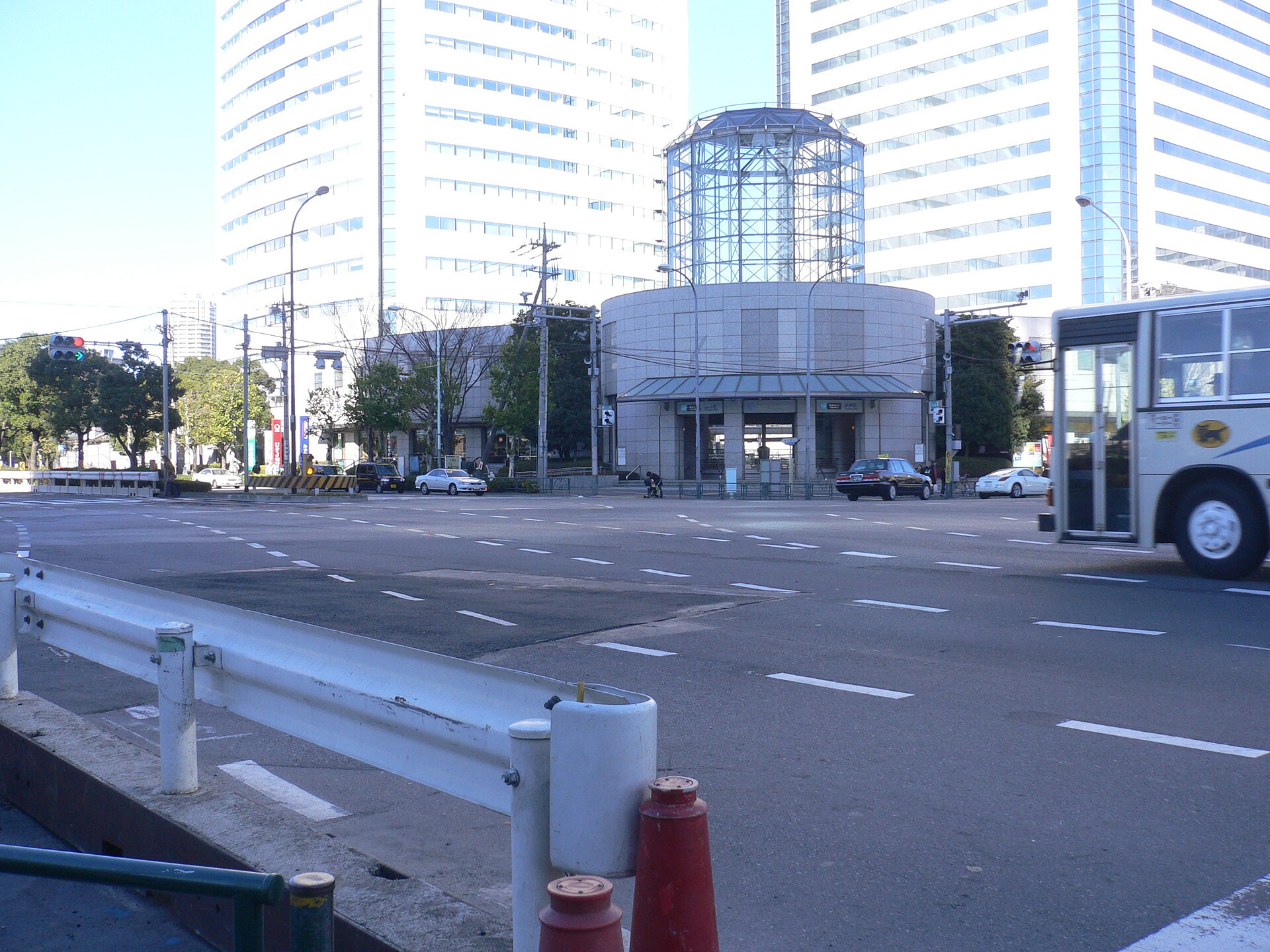 Toyosu Station frontage in 2005 before later high-rise redevelopment