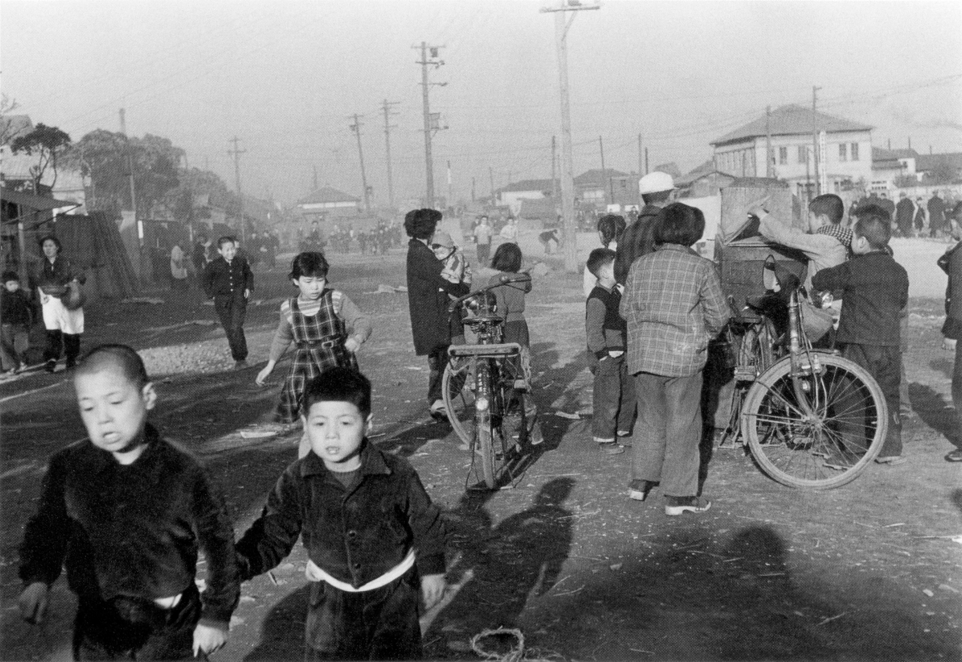Everyday street life in Tsukishima in 1954