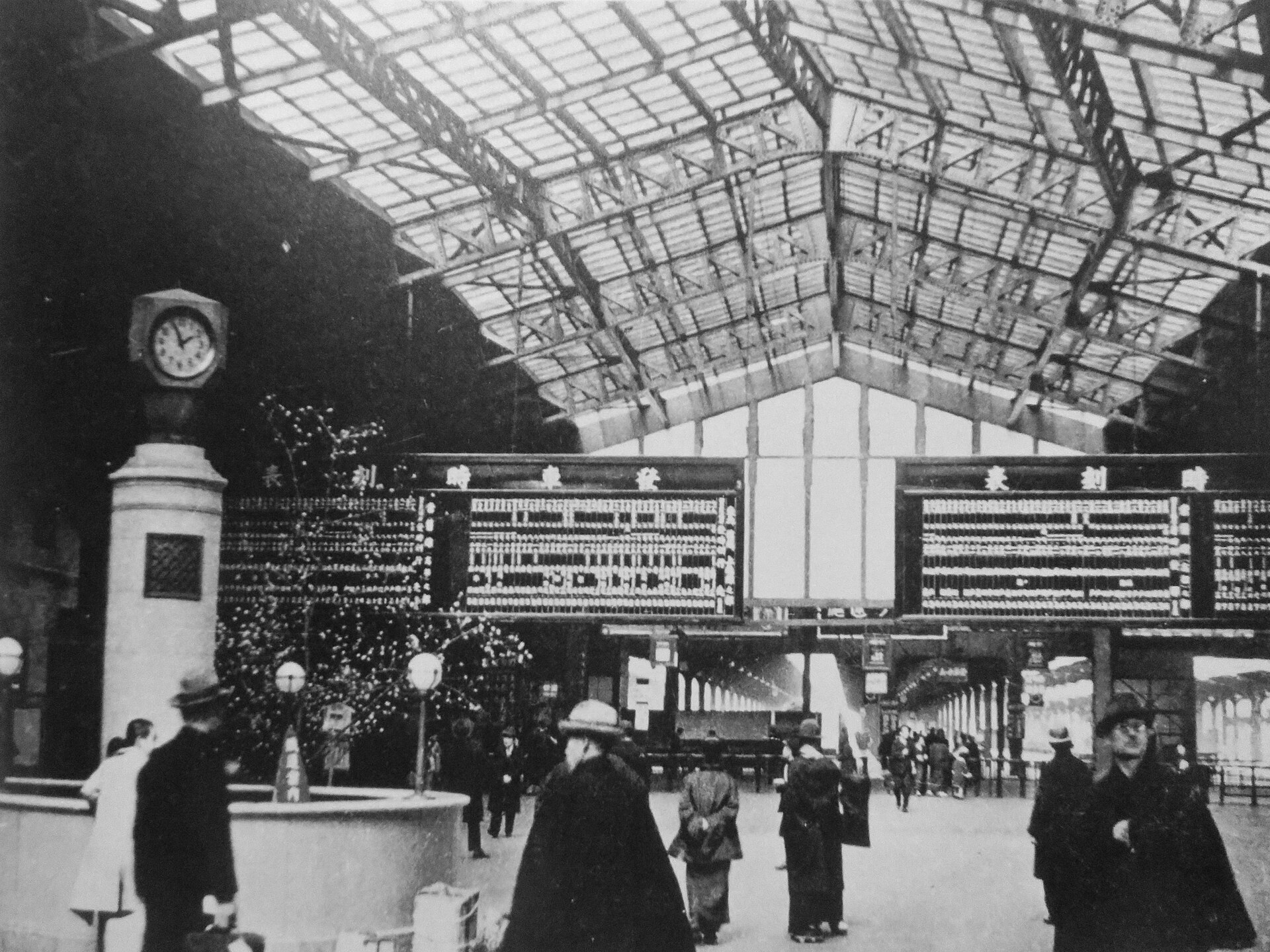 Ueno Station and its forecourt in 1933