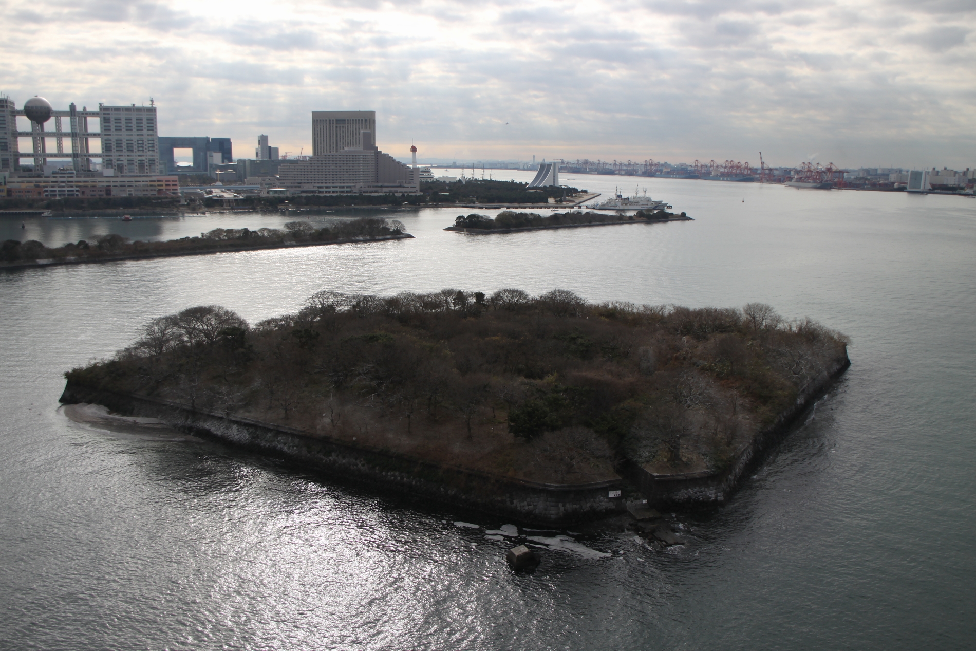 No. 6 Shinagawa Battery in Tokyo Bay seen from Rainbow Bridge