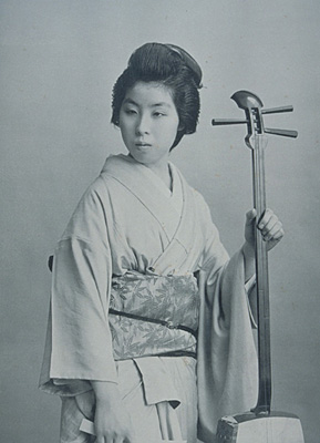 Ikuyo, a geisha of Yoshicho in Tokyo, photographed by Kazumasa Ogawa in 1902