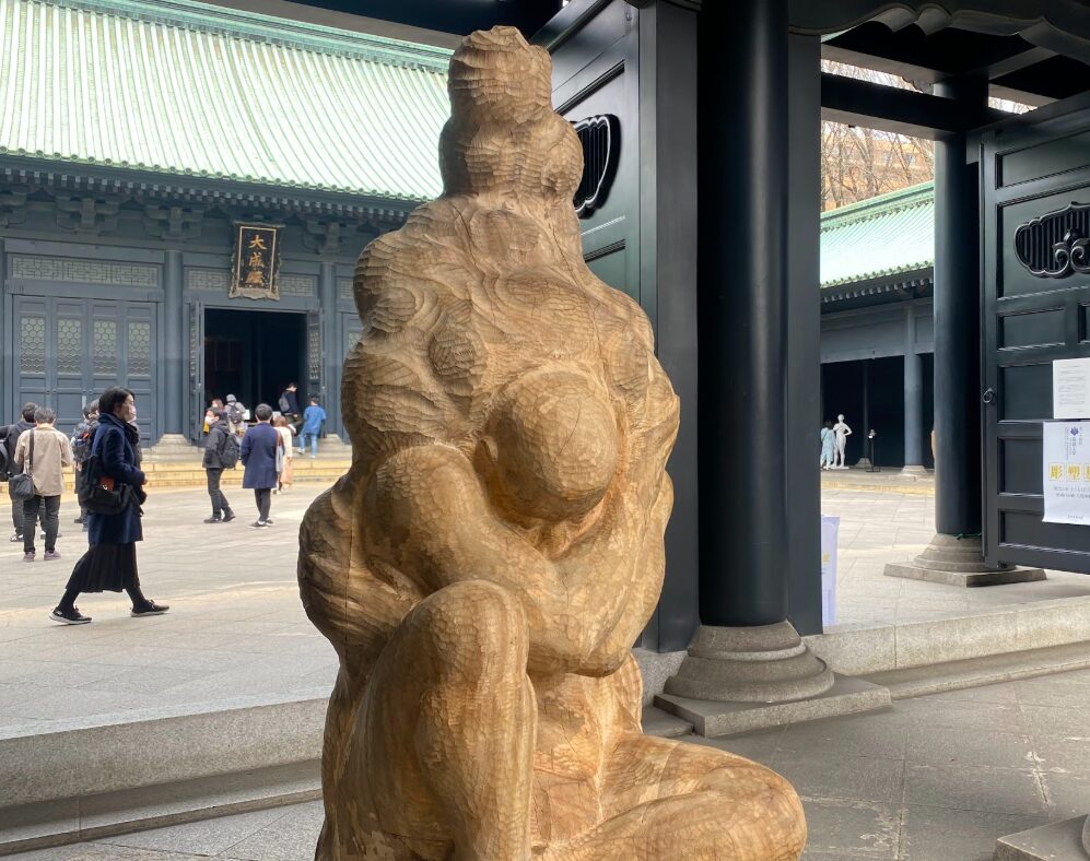 第24回筑波大学彫塑展で湯島聖堂境内に展示された木彫作品