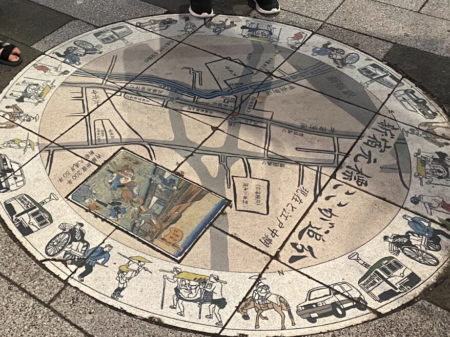 歩道に描かれた「新宿元標 ここが追分」の歴史案内