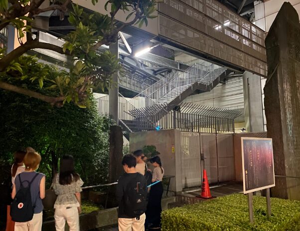 新宿御苑外周の史跡案内板と石碑を見学する参加者