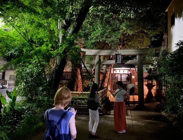 新宿御苑外周の緑に囲まれた神社を訪ねる参加者