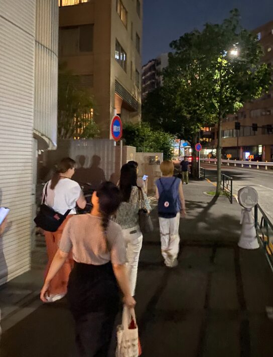 新宿御苑の外周道路を歩く女子限定散歩会の参加者