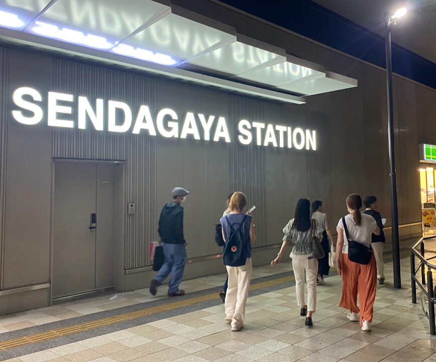 JR千駄ヶ谷駅前を歩く散歩会の参加者