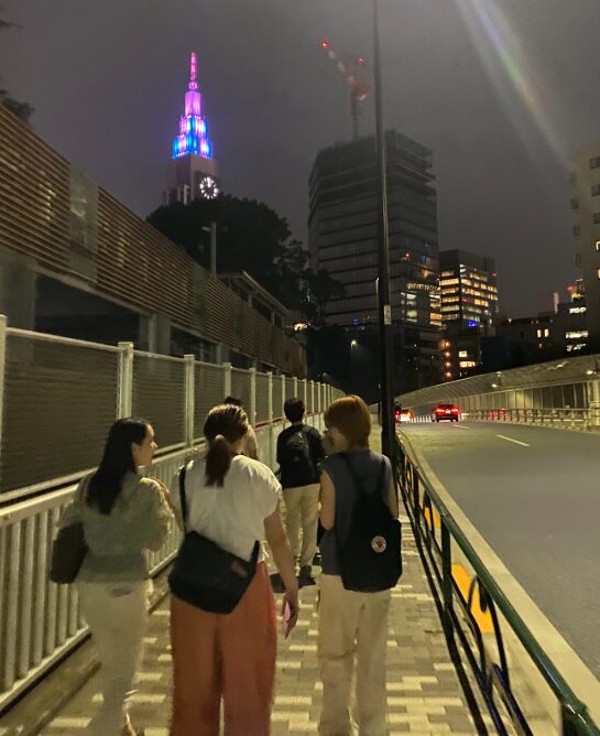 ライトアップされたドコモタワーを眺めながら歩く参加者