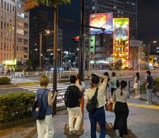 新宿三丁目方面のにぎやかな街並みへ戻る参加者
