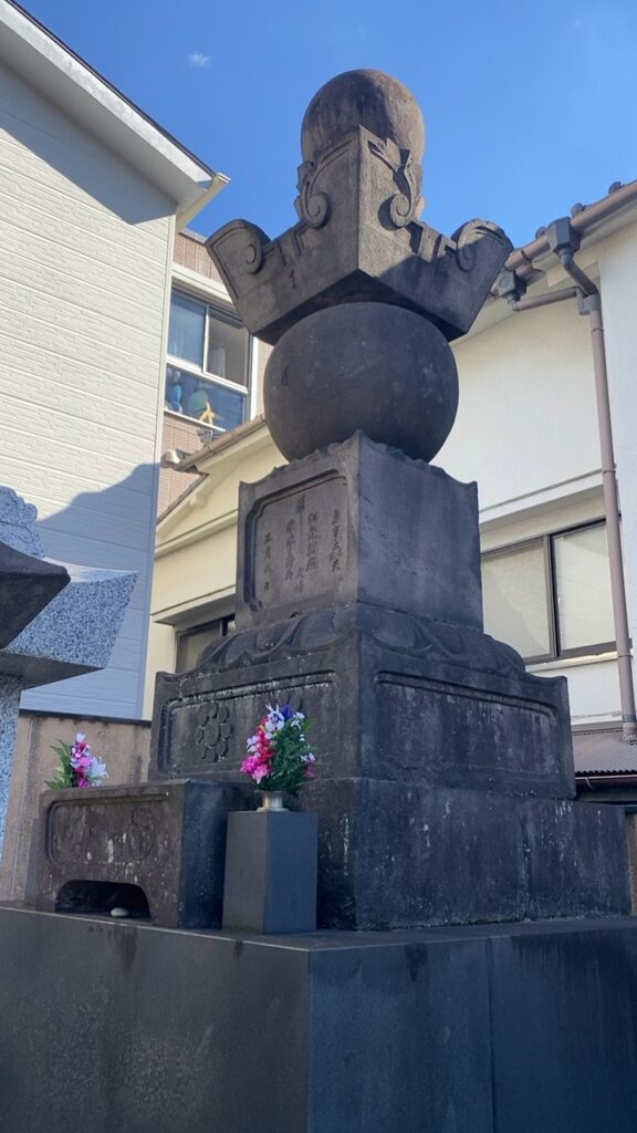 高輪の寺院墓地に立つ大型の石塔
