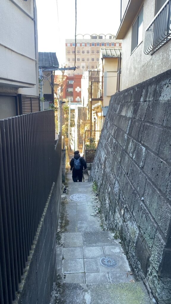 高輪の住宅の間を下る細い石段の裏路地