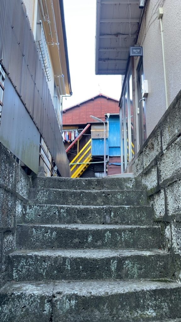 古い木造建物へ向かって上る高輪の石段
