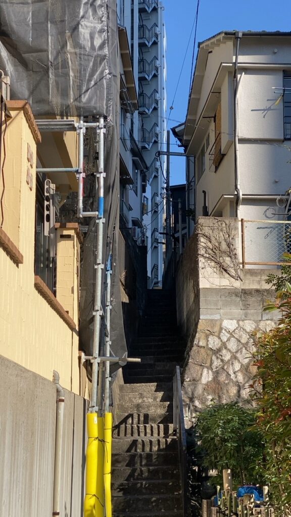 住宅の間を一直線に上る高輪の急な石段