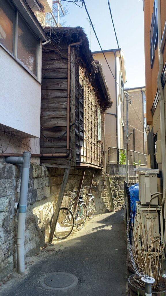 古い板張りの建物が残る高輪の細い路地