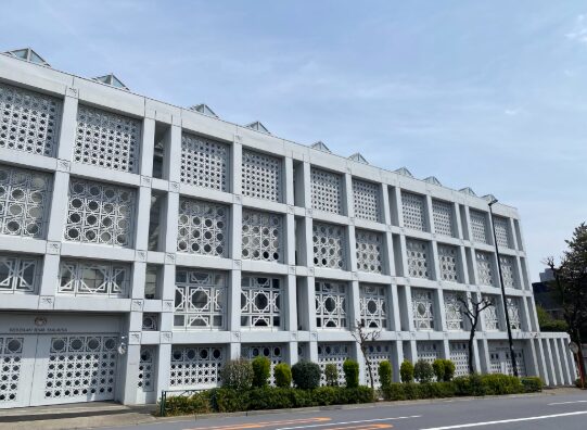 幾何学模様の外観が印象的な在日マレーシア大使館