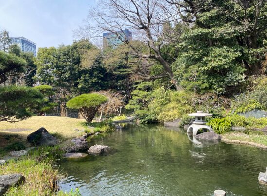池と石灯籠が配された菅刈公園の復原日本庭園