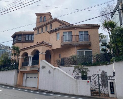 南平台・青葉台界隈の坂道に建つ洋館風住宅
