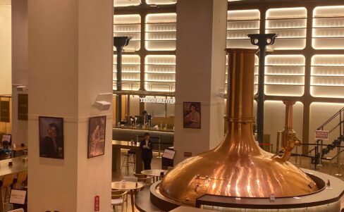 YEBISU BREWERY TOKYO館内に据えられた銅色の大型醸造釜