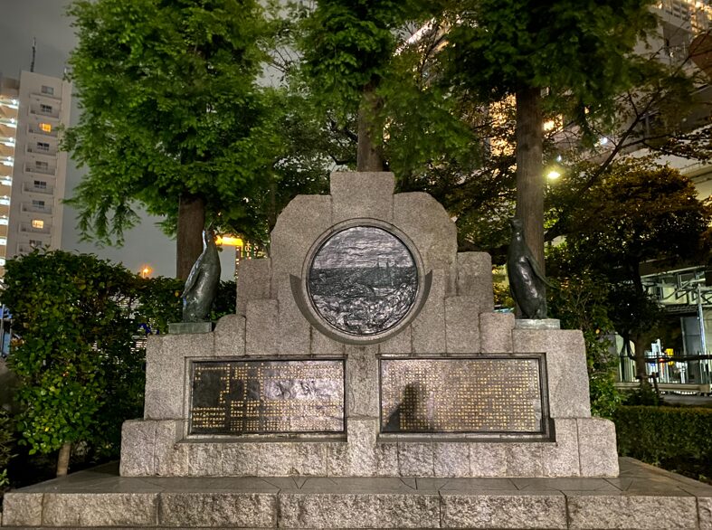 夜の芝浦に建つ南極探検記念碑