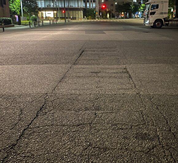 夜道に残る東京都電線路跡の分岐器跡