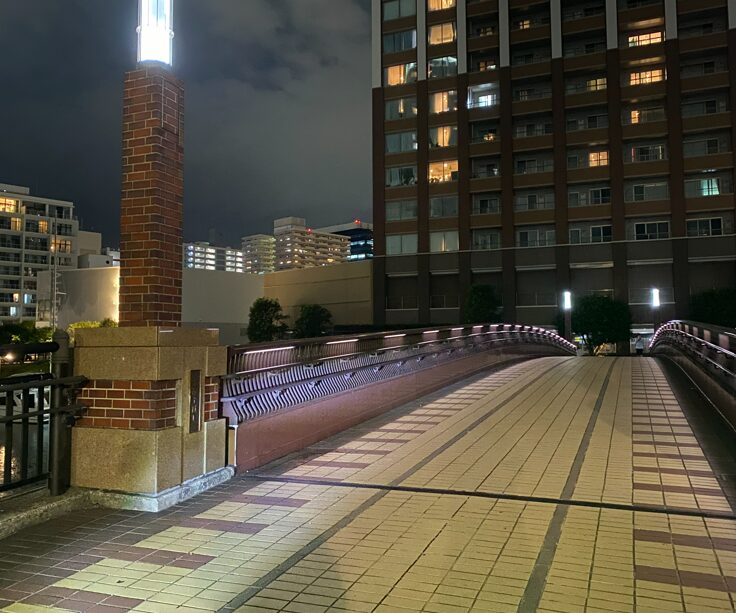 夜の芝浦に架かる船路橋