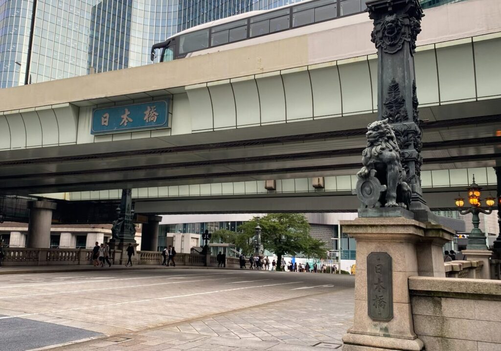 日本橋の親柱と首都高速道路が重なる現在の景観