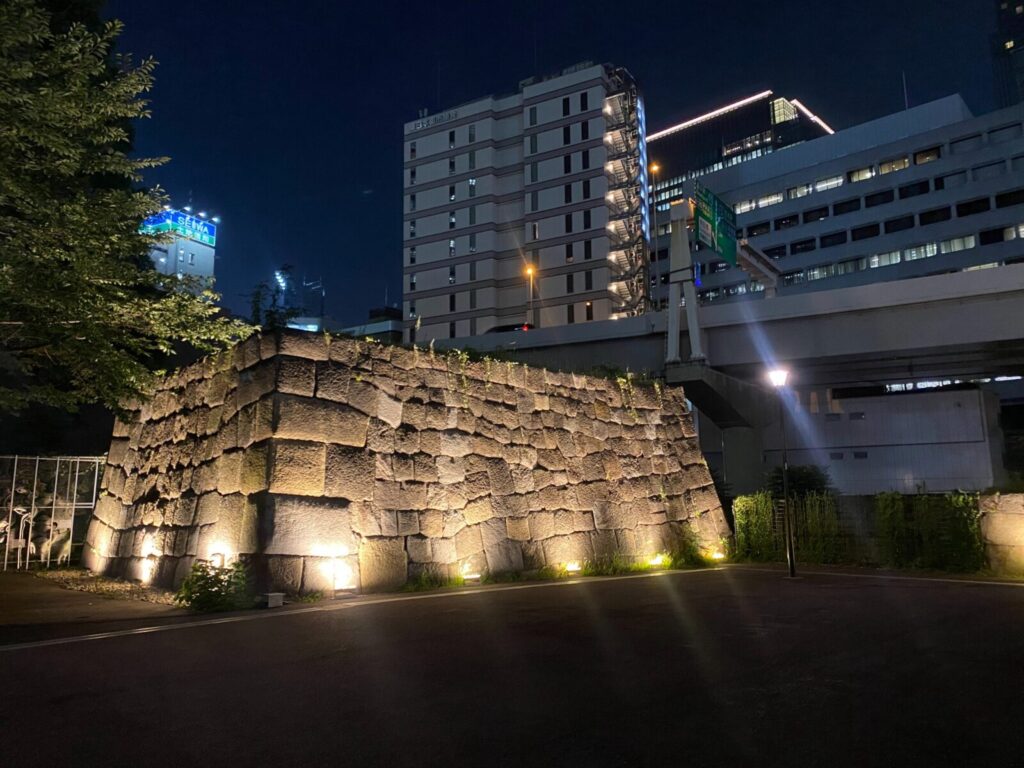 常盤橋御門跡に残る江戸城外郭の石垣