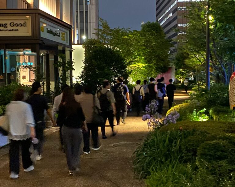 大手町川端緑道を歩く散歩会の参加者