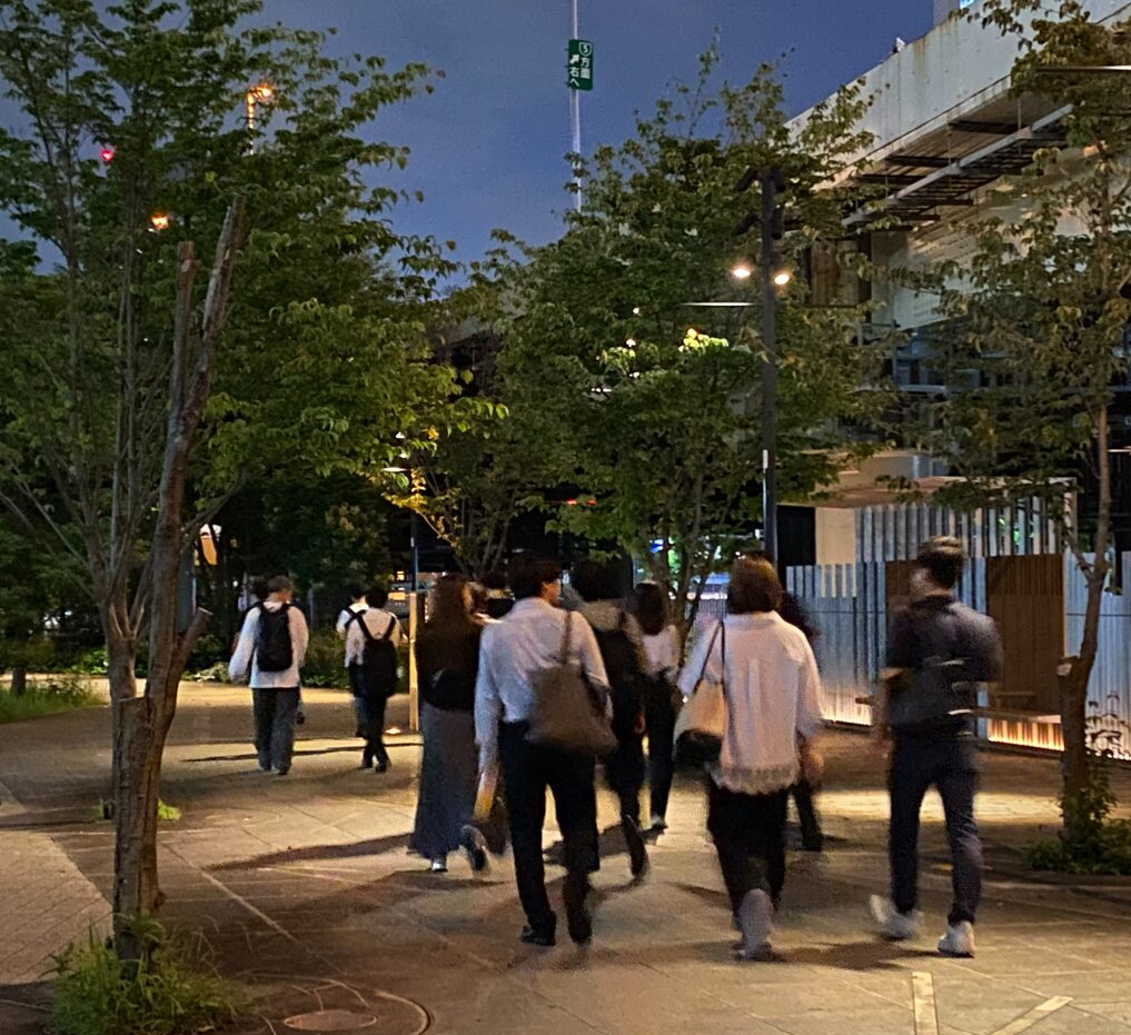 夜の大手町川端緑道を進む散歩会の一行