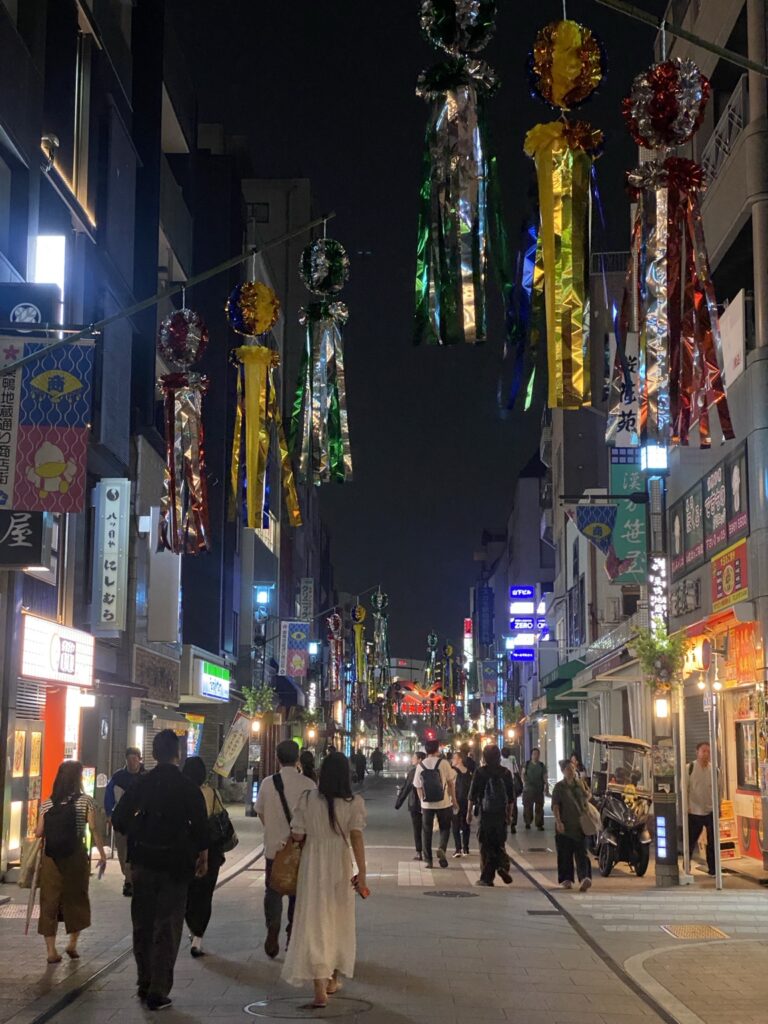 駒込の裏路地を歩く参加者