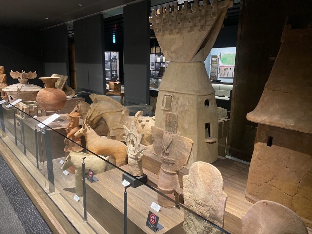 國學院大學博物館の考古学展示室に並ぶ埴輪