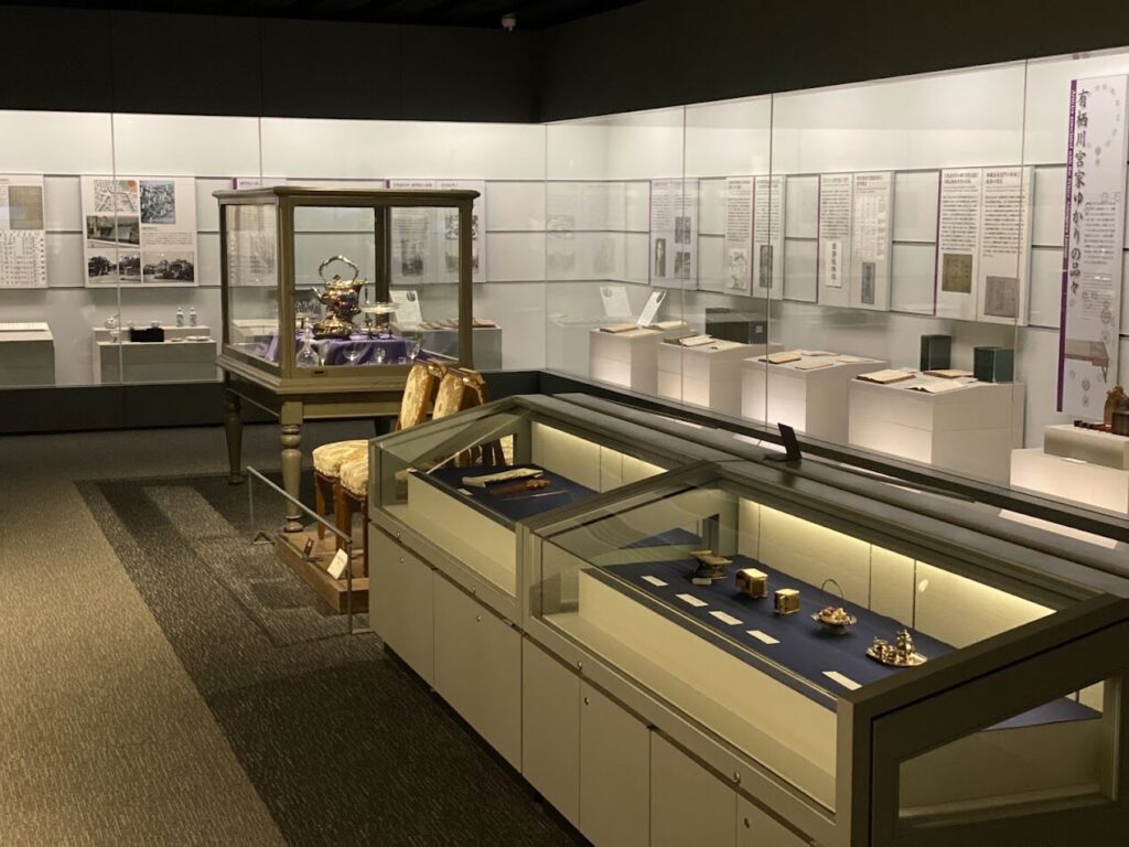 國學院大學博物館の校史展示室全体
