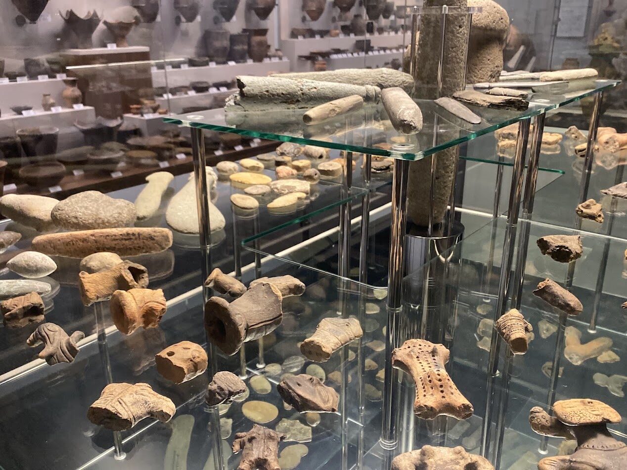 考古学展示室の土偶群