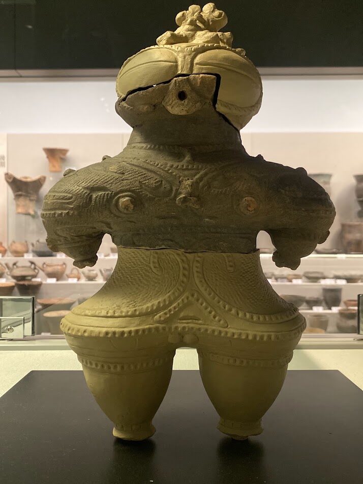 國學院大學博物館の考古学展示室に展示された遮光器土偶