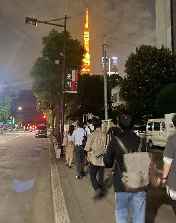 東京タワーを望みながら増上寺方面へ向かう参加者
