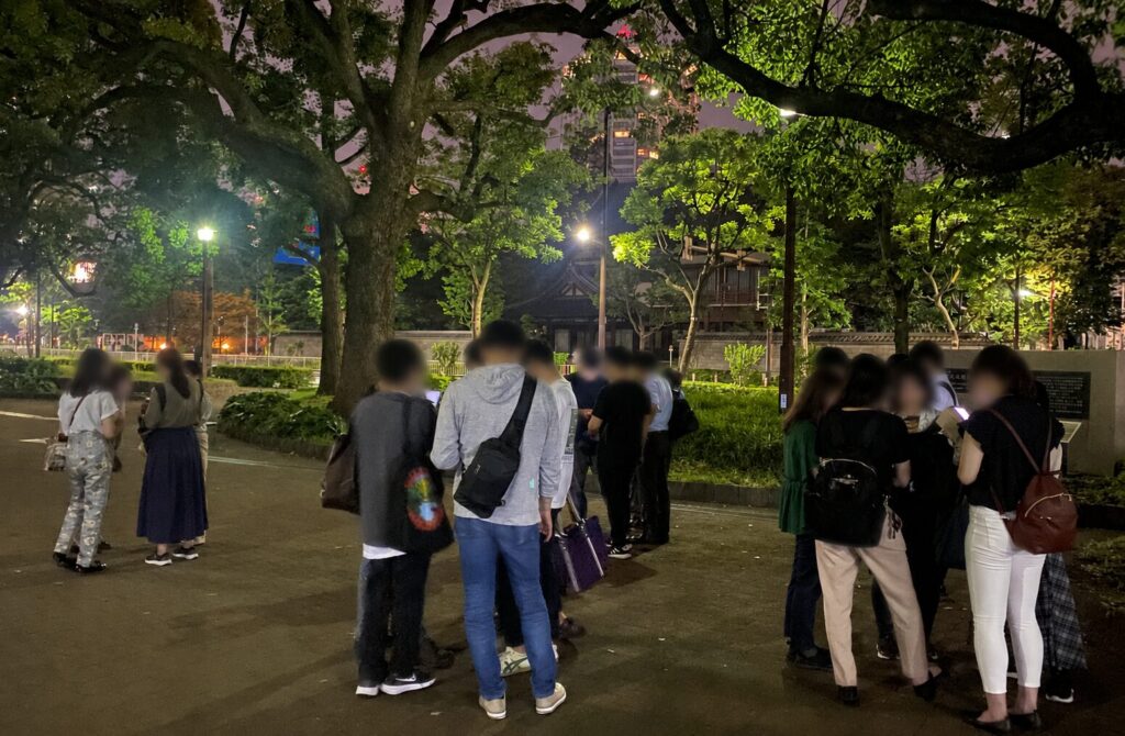 芝公園でクイズを楽しむ参加者