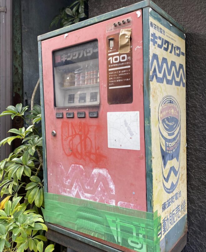 砂町銀座商店街周辺で見かけたレトロなキンツバドリンクの自動販売機