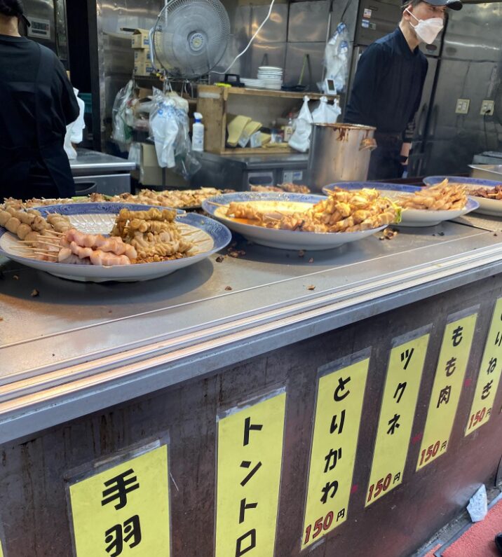 砂町銀座商店街の焼き鳥店に並ぶ串焼きと惣菜