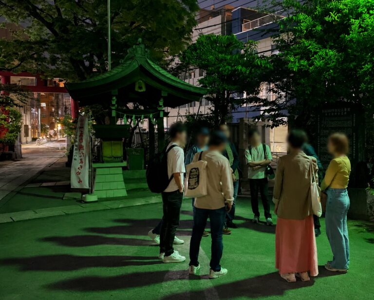 夜の木場洲﨑神社で説明を聞く参加者たち