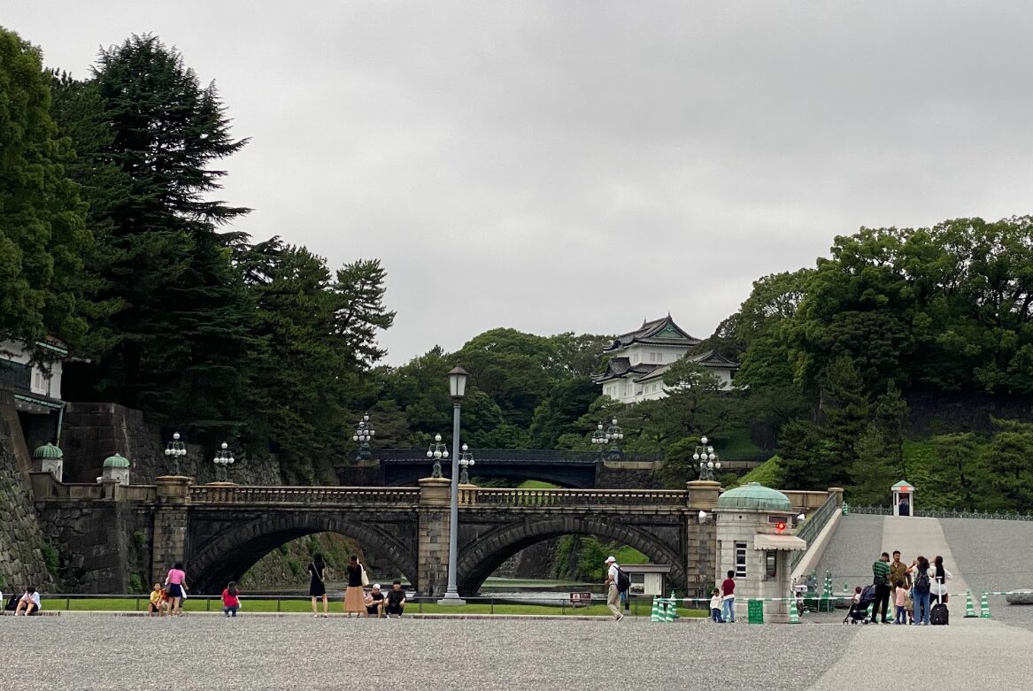 皇居正門石橋と伏見櫓を望む皇居外苑の風景
